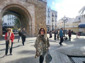 شاهد .. إلهام شاهين تستكمل جولتها في تونس وتزور منطقة " باب بحر "