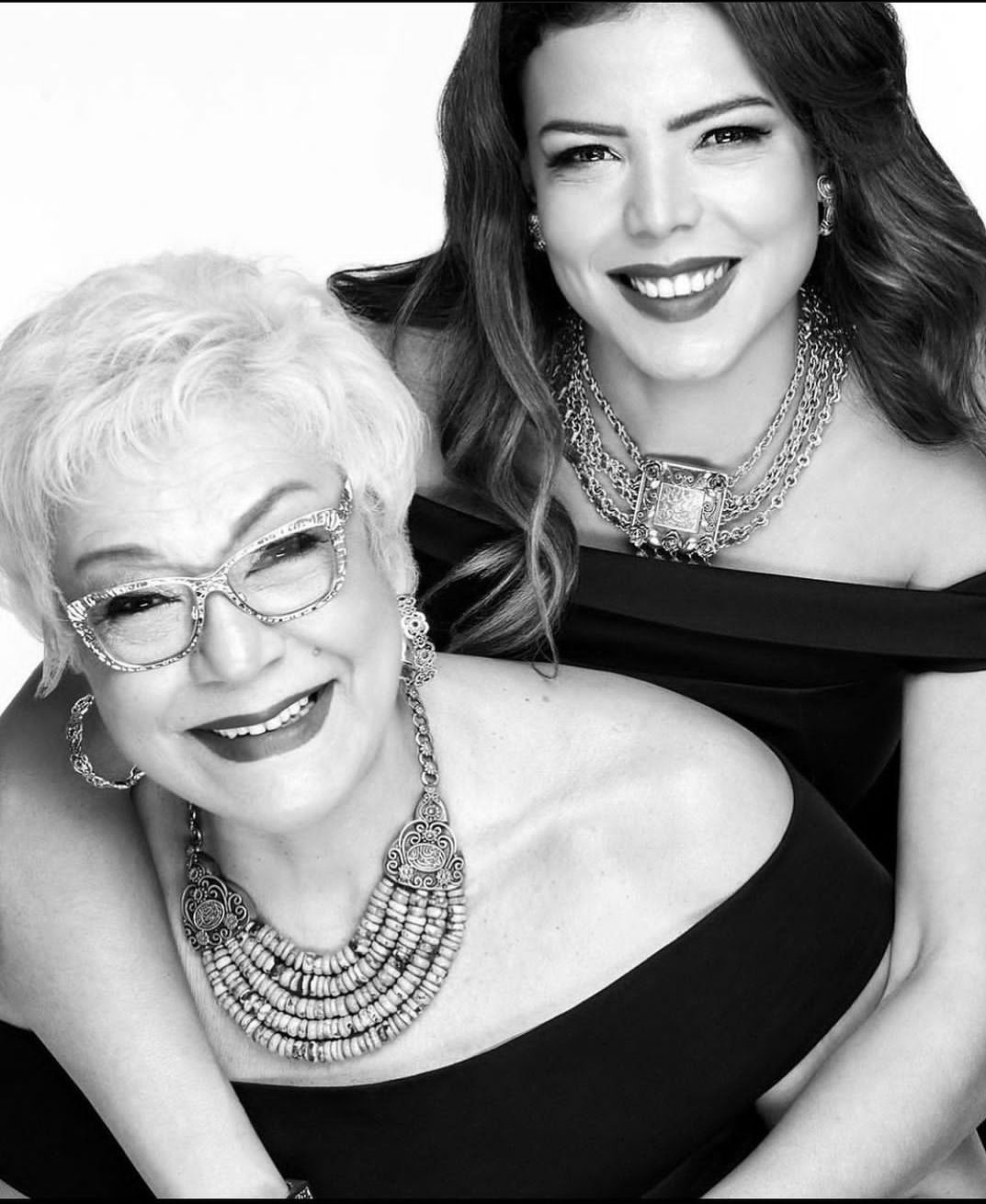 الهام شاهين لناهد السباعي بعد وفاة والدتها :” ربنا يصبرك يا نودي”