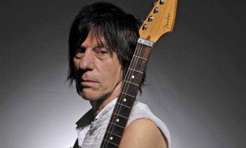 شاهد .. وفاة عازف غيتار عالمي بعد إصابته بمرض رئوي شديد