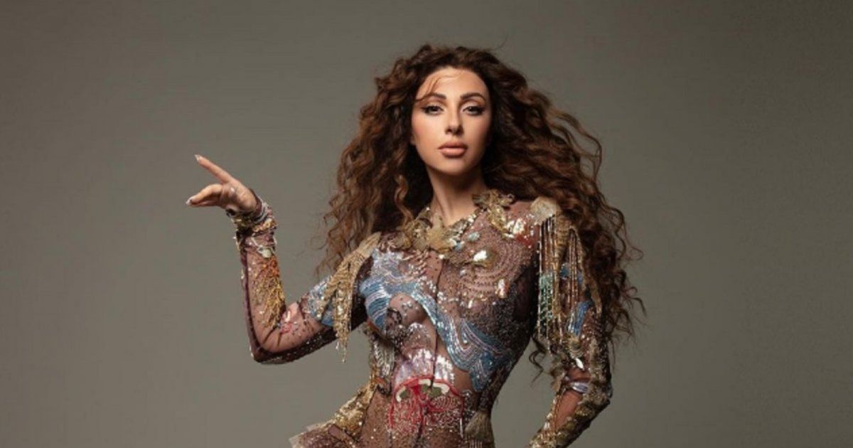 شاهد .. بإطلالة ذهبية لامعة..ميريام فارس تبهر الجمهور بفستان رائع