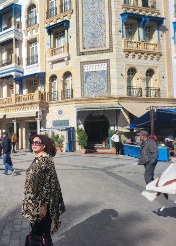 شاهد .. إلهام شاهين تستكمل جولتها في تونس وتزور منطقة " باب بحر "