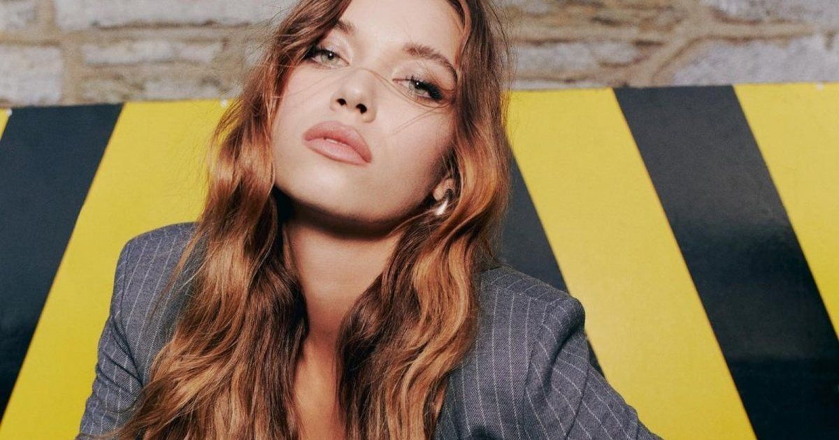 شاهد .. جلسة تصوير جريئة لبطلة "طائر الرفراف".. وهكذا تخلت عت قميصها