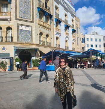 شاهد .. إلهام شاهين تستكمل جولتها في تونس وتزور منطقة " باب بحر "