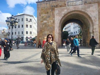 شاهد .. إلهام شاهين تستكمل جولتها في تونس وتزور منطقة " باب بحر "