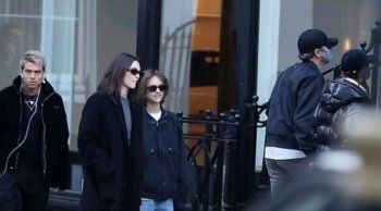 شاهد .. بالصور.. ليوناردو دي كابريو يتخفى بقبعة وكمامة أثناء سيره مع صديقته وعائلتها في لندن