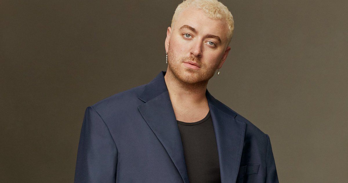 شاهد .. بعد إطلالته بالتنورة .. سام سميث بفستان شديد الأنوثة على السجادة الحمراء