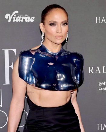 شاهد .. جينيفر لوبيز بلوك غريب لامع ..و قبلة حميمية تجمعها بزوجها بن أفليك على السجادة الجمراء