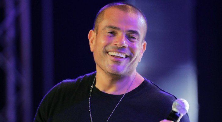 شاهد .. بالصورة - عمرو دياب بأحدث إطلالة شبابية له من لندن .. تعيد الجمهور لأيام أغنية " تملي معاك "