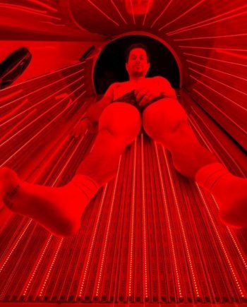 شاهد .. زوجة الممثل مارك والبرغ تنشر صورته من دون ملابس والمتابعون يشكرونها