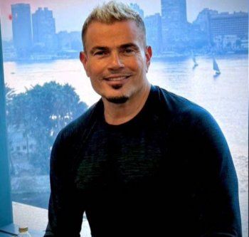 شاهد .. بالصورة - عمرو دياب بأحدث إطلالة شبابية له من لندن .. تعيد الجمهور لأيام أغنية " تملي معاك "