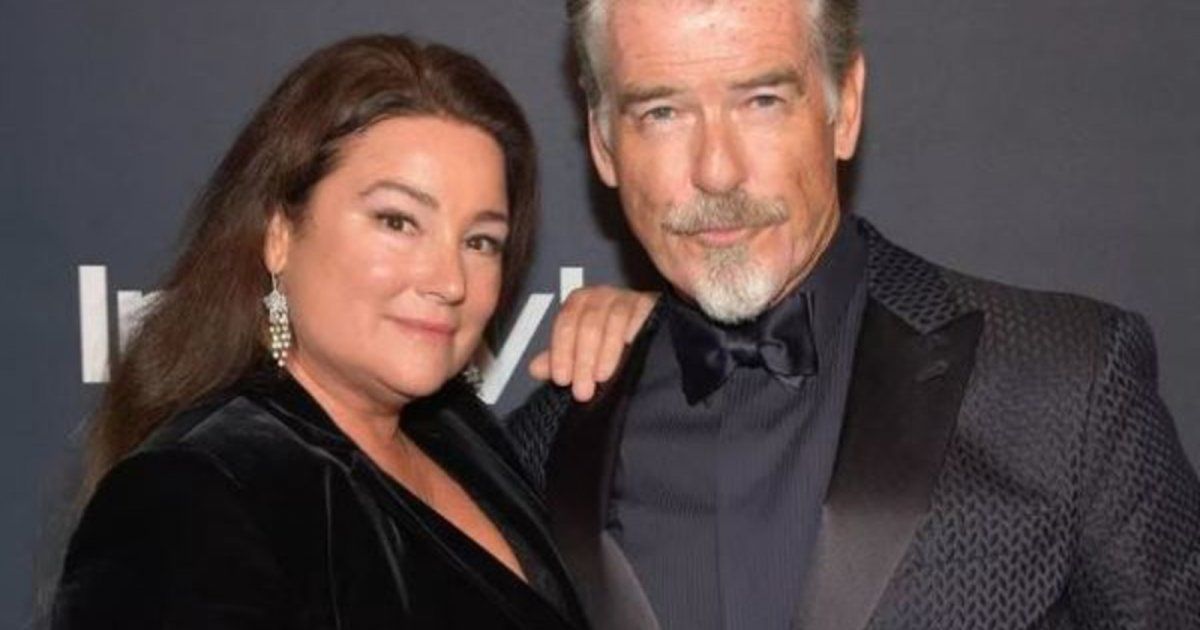 شاهد .. بيرس بروسنان يغازل زوجته في طريقهما إلى معرضه التشكيلي بميامي-بالصورة