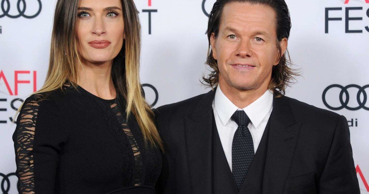 شاهد .. زوجة الممثل مارك والبرغ تنشر صورته من دون ملابس والمتابعون يشكرونها