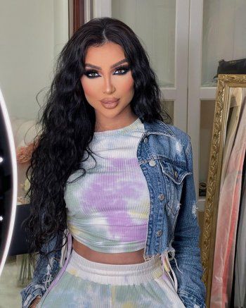 شاهد .. بالصور- دنيا بطمة تبهر الجمهور بلوك كاجوال زاهي الألوان