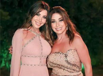 شاهد .. والدة نانسي عجرم تنافسها جمالاً... وكأنها شقيقتها ! - بالصورة