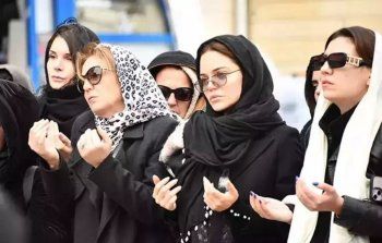 شاهد .. بطلة مسلسل "مرارة الحب" التركية تفقد أعز الناس وهكذا بدت في جنازته-بالصورة