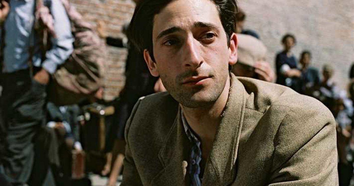 شاهد .. نجم " The pianist " آدريان برودي يصل الى جدة لحضور مهرجان البحر الأحمر السينمائي