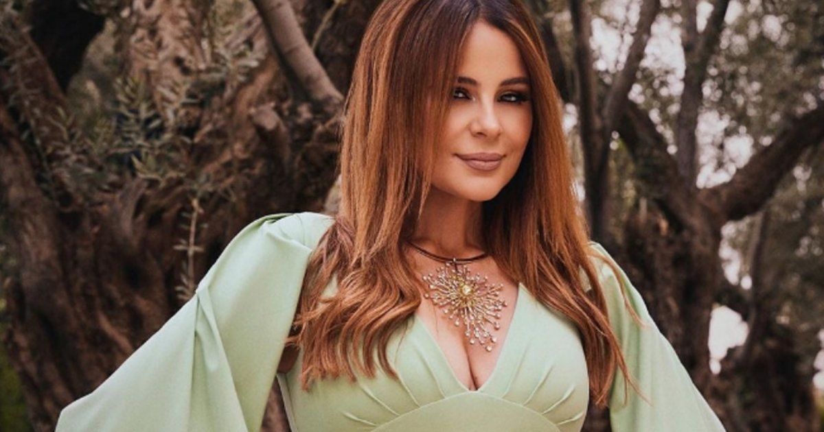 شاهد .. بالصور- كارول سماحة تتألق بلوك كاجوال خريفي وأناقتها تخطف الأنظار