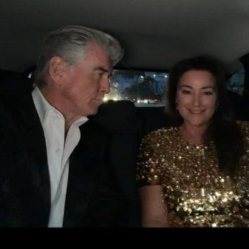 شاهد .. بيرس بروسنان يغازل زوجته في طريقهما إلى معرضه التشكيلي بميامي-بالصورة