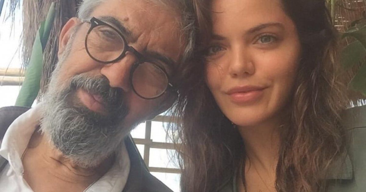 شاهد .. بطلة مسلسل "مرارة الحب" التركية تفقد أعز الناس وهكذا بدت في جنازته-بالصورة