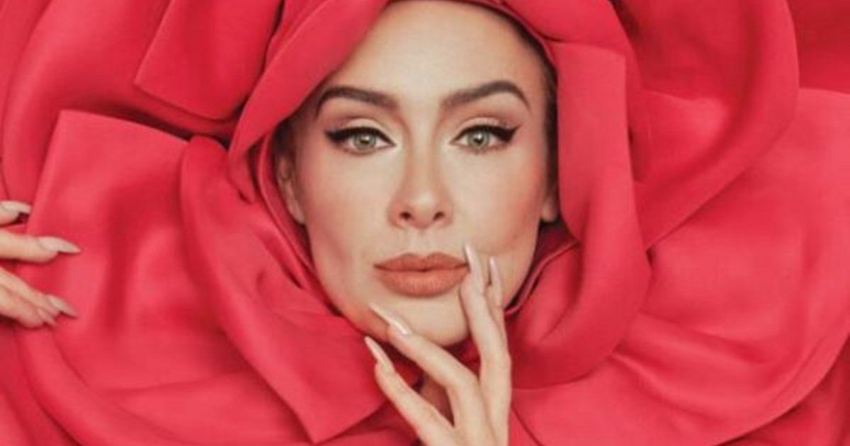 شاهد .. أديل تكشف عن مغنيتين شهيرتين ألهمتاها متصدرة غلاف هذه المجلة