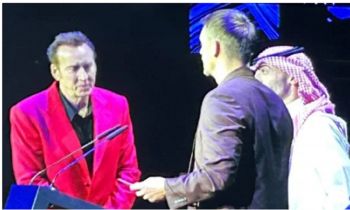 شاهد .. نجم " The pianist " آدريان برودي يصل الى جدة لحضور مهرجان البحر الأحمر السينمائي