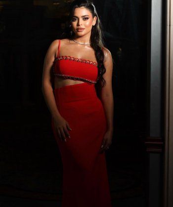 شاهد .. بالصور- بالاحمر الجذاب..أسماء جلال تتألق بأنوثتها ورشاقتها بلوك رائع