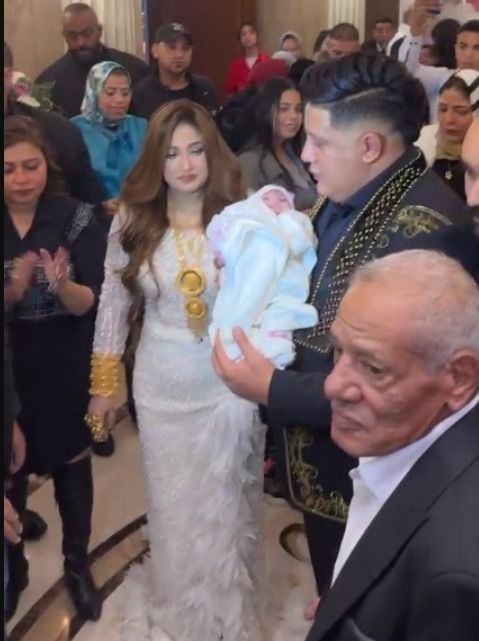 حمو بيكا في سبوع بنته : ملبس مراته وبنته كيلو دهب