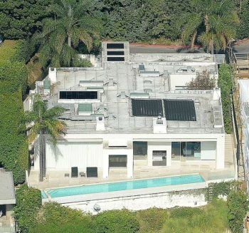 شاهد .. عصابة ترتدي أقنعة تزلج تسطو على منزل كيانو ريفز في لوس أنجلوس