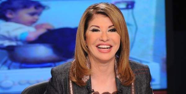 شاهد .. هالة سرحان بالحجاب والعباءة من أمام الكعبة الشريفة-بالصورة