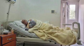 شاهد .. ممثل مصري يتعرض لوعكة صحية وزميله يطلب الدعاء له