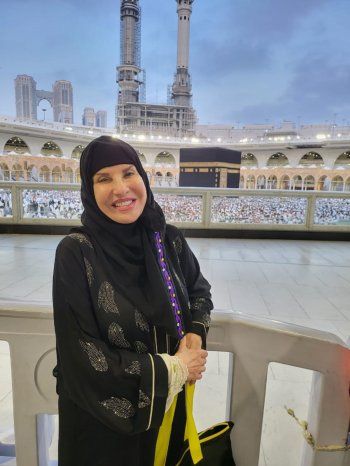شاهد .. هالة سرحان بالحجاب والعباءة من أمام الكعبة الشريفة-بالصورة