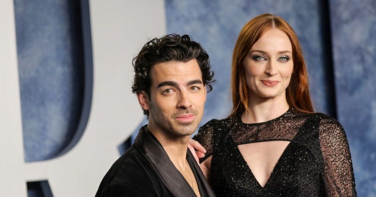 شاهد .. صوفي تيرنر تقبل حبيبها الملياردير في العلن وهذه ردة فعل طليقها-بالصور