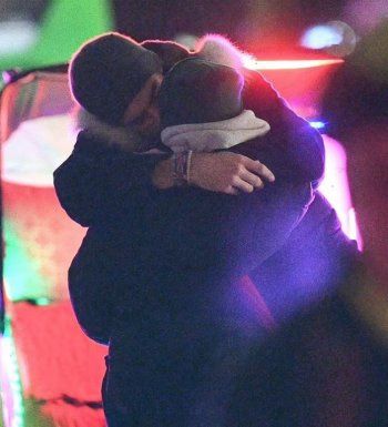 شاهد .. صوفي تيرنر تقبل حبيبها الملياردير في العلن وهذه ردة فعل طليقها-بالصور