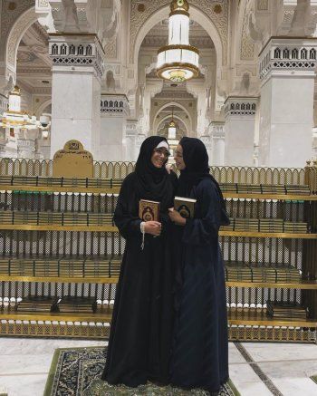 شاهد .. بسمة بوسيل تشارك صورها مع والدتها خلال تأديتهما مناسك العمرة