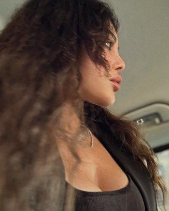 شاهد .. هيفا وهبي بإطلالة عفوية من سيارتها تسحر متابعيها-بالصور