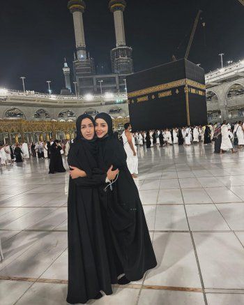 شاهد .. بسمة بوسيل تشارك صورها مع والدتها خلال تأديتهما مناسك العمرة