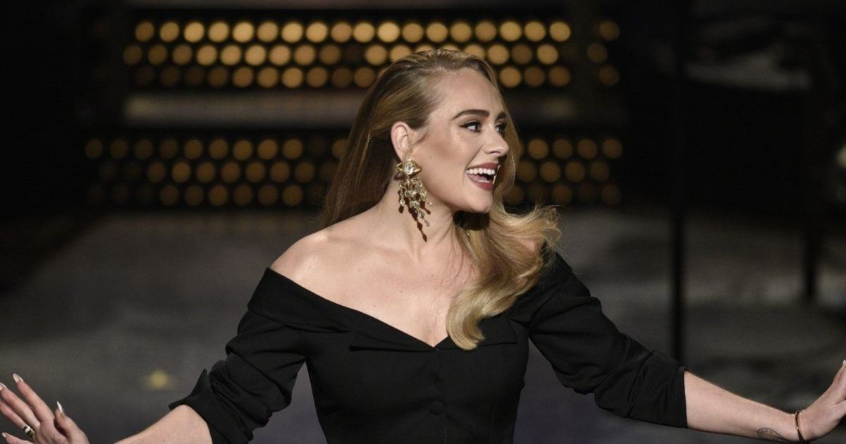 شاهد .. فيديو لطيف للغاية.. أديل تلتقي بفتاتين كانت مربيتهما الخاصة!