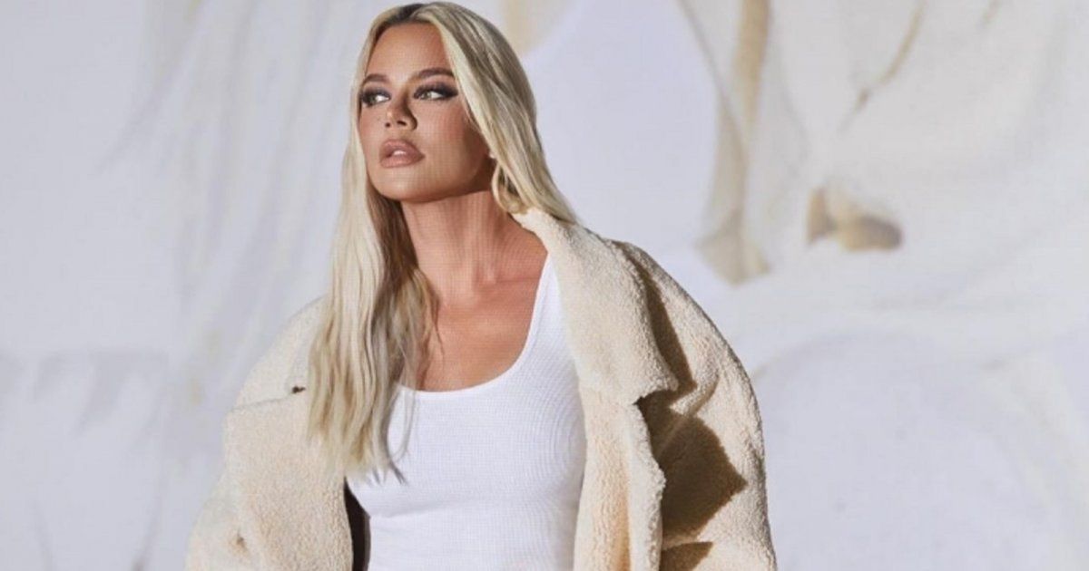 شاهد .. بعد إطلالة أختها كايلي بالشفاف الكاشف..كلوي كارداشيان بفستان شفاف ورشاقتها حديث الجمهور