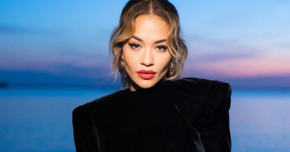 شاهد .. بالفيديو- ريتا أورا تتألق بفستان أسود رائع..وظهرها المكشوف يفاجئ الجميع