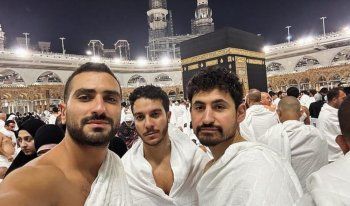 شاهد .. محمد الشرنوبي يؤدي مناسك العمرة مع أمير المصري ونور النبوي