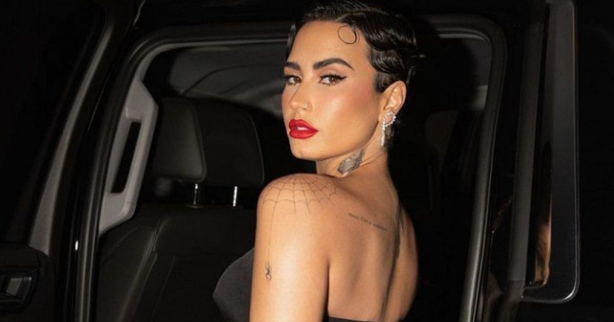 شاهد .. بالصور- بإطلالة شيك وجمال ساحر.. ديمي لوفاتو تسحر الجمهور بأنوثتها