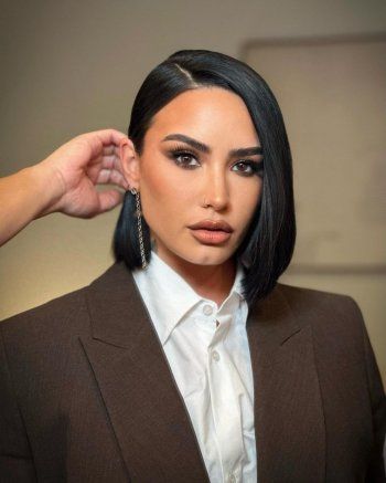 شاهد .. بالصور- بإطلالة شيك وجمال ساحر.. ديمي لوفاتو تسحر الجمهور بأنوثتها