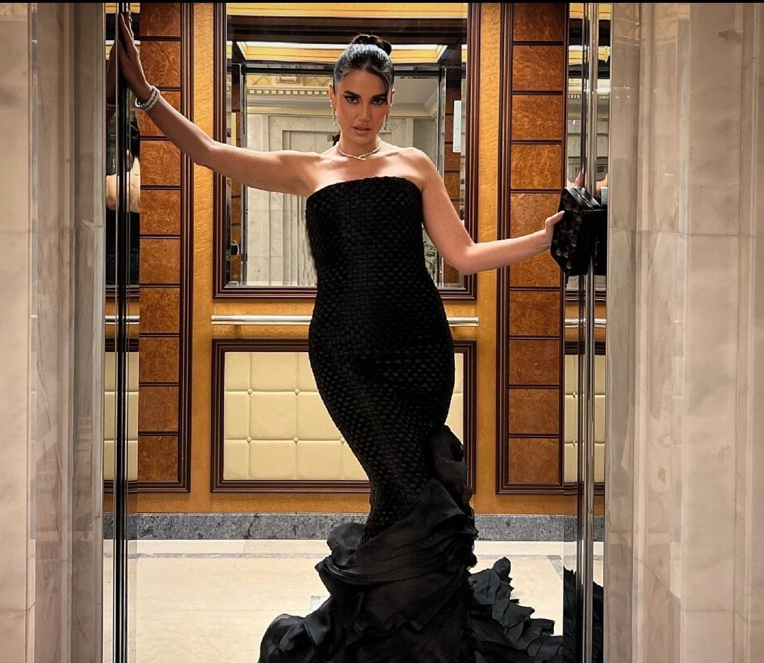 درة تقول للقمر قوم وأنا اقعد مكانك.. بتنور في الضلمة