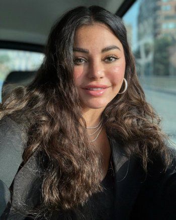 شاهد .. هيفا وهبي بإطلالة عفوية من سيارتها تسحر متابعيها-بالصور