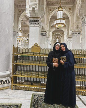 شاهد .. بسمة بوسيل تشارك صورها مع والدتها خلال تأديتهما مناسك العمرة