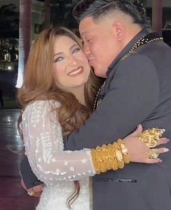 شاهد .. قبلة حمو بيكا لزوجته تثير الجدل.. وطريقة استعراضها لمجوهراتها تعرضها للهجوم