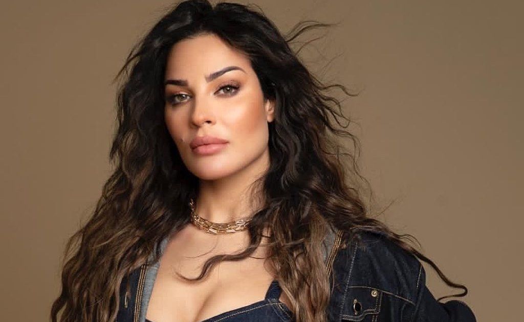 شاهد .. بالفيديو- نادين نسيب نجيم تحمل سلاحاً نارياً