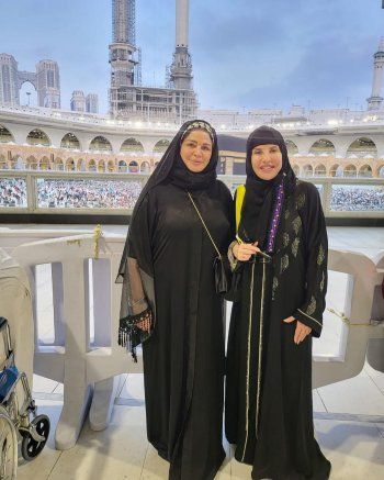 شاهد .. إلهام شاهين تؤدي مناسك العمرة مرتدية الكوفية الفلسـ طينية - بالصور