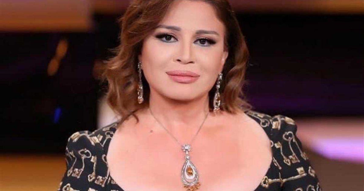 شاهد .. إلهام شاهين تؤدي مناسك العمرة مرتدية الكوفية الفلسـ طينية - بالصور