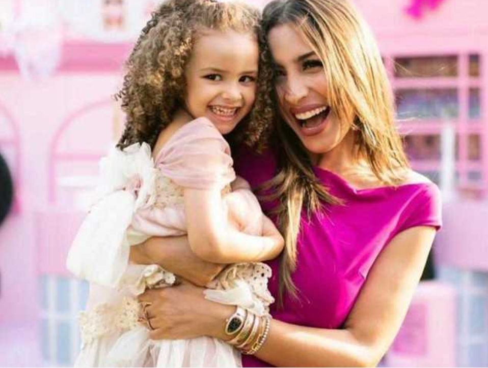 جنات تحتفل بعيد ميلاد ابنتها في أجواء عائلية